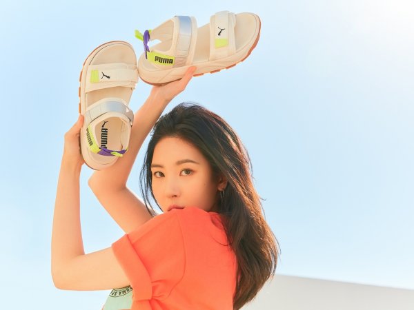 A sports brand pictorial with Singer Sunmi has been unveiled.Sunmi in the picture showed a variety of stylings that can be worn comfortably and lightly by matching bright color tees that remind Summer with short shorts, white jogger pants, and neon color denim with sandals.Especially Sunmis soft but charismatic mood, perfecting various styles and completing sensual campaign visuals.Summer campaign contents with Sunmi can be found on the Puma blog.