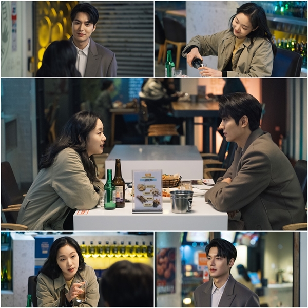 The King Lee Min-ho and Kim Go-eun foreshadow the Romantic airflow that has changed from before.On the 23rd, SBS gilt drama The King - The Lord of Eternity (playwright Kim Eun-sook and director Baek Sang-hoon, hereinafter The King) posted a still cut featuring Lee Min-ho and Kim Go-eun.In the last broadcast, the fateful scene of the Korean emperor, Lee Gon, who crossed the parallel world, met in South Korea for 25 years.Igon and Igon, who claim to have come from parallel World, continue to be a titular titularity of unbelievable jungtae.I will welcome you to my Empress. The ending of the Simkung Proposal continued to create a storm in the house theater.The photo that is related to this is a scene where only two people meet in the South Korea chicken house.Jung Tae-eul shows off his brilliant manufacturing skills like Unofficial Wheat 1st Class and shoots coolly without clogging.On the other hand, Igon is surprised by Jung Tae-euls unstoppable hot manufacturing technology, and his eyes are shining with interest and smiles brightly.I am looking forward to what will happen in the meeting between Emperor Lee and criminal Jung Tae, who are reluctant to drink without any hint.The scene was filmed in Songpa-gu, Seoul last December.Lee Min-ho, who is known to be drinking well, and Kim Go-eun, who had already performed a skillful somak manufacturing performance in the movie Angry Lawyer, raised the atmosphere of the scene by sharing various chats before shooting.The two men went on shooting in a fantastic performance.Especially, Kim Go-eun, who is immersed in a somewhat serious expression in the wheat manufacturing scene, is the back door that the laughter of Lee Min-ho, which has a real laugh, burst into laughter.Lee Min-ho and Kim Go-eun are Romantic inducers who know the point of excitement, said the producer, Huangdam Pictures. After the sudden proposal of Igon, please expect to see how the airflow between the two will change.