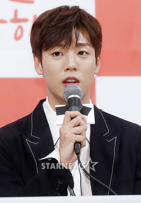 Actor Lee Hyun-woo will appear in Lee Byung-huns new film Dream.Lee Hyun-woo, a member of Lee Hyun-woos agency, said, Lee Hyun-woo has confirmed his appearance as a dream.Dream is a delightful drama depicting the challenge of the homeless World Cup of soccer player Hongdae (Park Seo-joon), who is in the biggest crisis of his career, and special national players who have caught the ball for the first time in his life.Lee Hyun-woo plays the role of team player like Hongdae.With Park Seo-joon and IU (Lee Ji-eun) confirmed their appearance earlier, they will join Lee Hyun-woo.Lee Hyun-woo is a family member of the agency like Park Seo-joon, and co-worked with IU, so expectations are gathered for the chemistry of three people.Lee Hyun-woo was discharged from military service last October and joined the movie Hero and finished filming before joining Dream.Meanwhile, Dream is scheduled to be a crank in May.