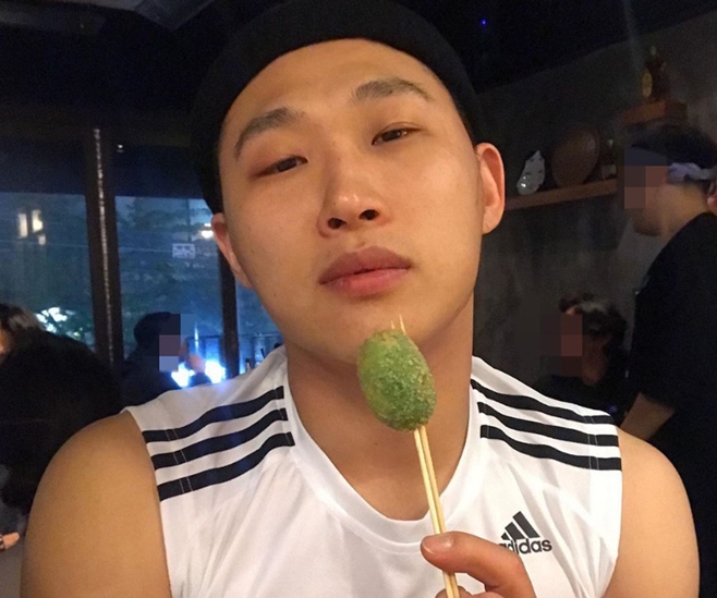Rapper Swings declared DietSwings posted a picture on his instagram on the 23rd with a short article entitled Struely Summer Body Challenge Lets Go.In the open photo, Swings is staring at the camera with his eyes open with a skewer, especially the intense force of Swings catches the attention of the viewers.Earlier, Swings appeared on SBS Power FM Dooshi Escape TV Cultwo Show (hereinafter referred to as TV Cultwo Show), which was broadcast on the afternoon of the 20th, and talked about the yo-yo phenomenon.I cant control my food like I used to, so I decided to eat what I wanted and reduce my alcohol, and Im not very good at it now, he said.I weigh more than Show Me Money because I have muscles, he said. I work hard and I can not stand eating. I like alcohol.But its not alcoholism, he said, laughing.