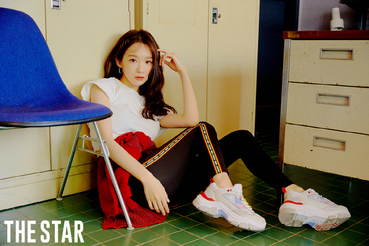Davisi Kang Min-kyung has covered the May issue of The Star magazine.In this photo, which was released through the May issue of The Star magazine, Kang Min-kyung showed a chic but natural charm.In the open photo, Kang Min-kyung showed a chic charm wearing a trendy nuddy track set, and a wearable black leggings fashion added elegant eyes to complete a colorful charm picture.In particular, Kang Min-kyung in this picture said that he was surprised by the staff by actively working on the idea of ​​the costume selection from the costume selection to match the modifier In the interview after the photo shoot, Kang Min-kyung said, I took a cover shot with the cold of the flower.I feel like I was wearing my favorite clothes, he said. As shown in the picture, the track set matches the sneakers frequently and fits well in the shirt.I am sorry to our fans because I can not meet unless I am a singer who is not a singer who plays a lot of entertainment or activities, said Kang Min-kyung, who has recently become very popular. I wanted to make my own diary by recording the daily life I wanted to show.When I do YouTube, I think I only see fans, so I get much more honest. Asked why he is loved by the public for a long time, he said, We do not have the desire to look great.I just love songs, like the stage, and I always think of music that the public would like.  We boldly give up the music if we say that others are not good, even if we like it.I think the public is trying to play music that we can enjoy with us and listen to Davisi Music. When asked what style it is when I love it, I said, If you had a lot of unrequited love that burned hot in the past, honestly, now I do not think much.I want to meet someone who can come even if I am late when I need it, he said, even if I have a cute dog rest.Finally, when asked about his own beliefs that he wants to keep, he said, Everyone understands that there is a situation and I am trying to be friendly. If I open my mind first and approach my opponent affectionately, I can not do anything.I always want to be a friendly person. The cover picture, interview, and field photo of Davichi Kang Min-kyungs trendy nuldi fashion styling called Wannabe Pappy can be found in the May issue of The Star which is soon released.