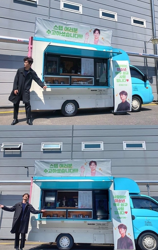 Actor Kim Sung-kyu has released a certification shot to Coffee or Tea Gift by Yoon Kye-sang.Kim Sung-kyu posted several photos and posts on his Instagram account on Monday.Kim Sung-kyu wrote #Yoon Kye-sang # Thank you # # Anti-University Love So Much and thanked Yoon Kye-sang for the post.Especially, Coffee or Tea has the phrase Love Love for the Lovely Young Actor Sungkyu. Yoon Kye-sang Dream, which gives a glimpse of the warm friendship of the two.Meanwhile, Kim Sung-kyu is appearing as Kang In-wook in the TVN drama Ban-Yi-ban.