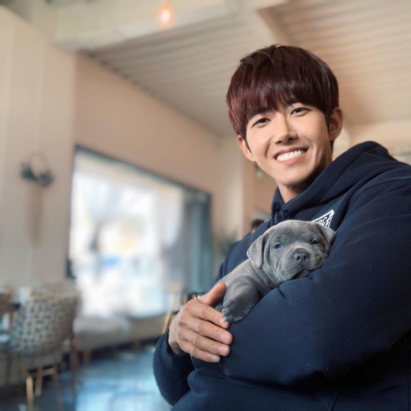 The warm routine of Hwang Kwanghee has been revealed.Singer Hwang Kwanghee posted a picture on his instagram on April 24 with an article entitled Oguo cute I met during shooting.The photo shows Hwang Kwanghee holding a puppy in her arms; a warm eye catches her eye.kim myeong-mi