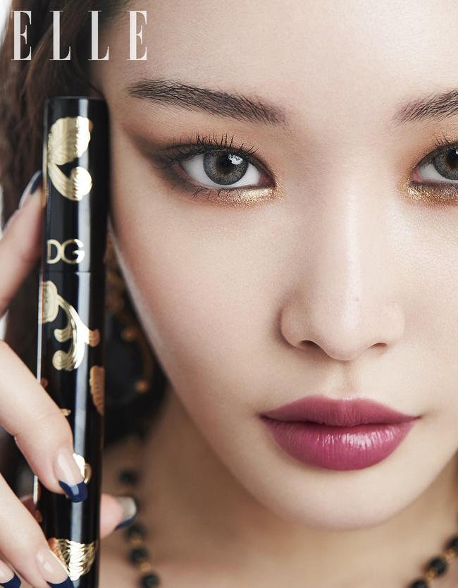 Chungha has shown a unique charm.Fashion magazine Elle released a picture B cut of the beauty brand Dolce & Gabbana Beauty with singer Chungha on April 24.This photo, which was held in commemoration of Chunghas becoming a muse of Dolce & Gabbana Beauty, maximized the charm of Queenha through five unique makeups.In the picture, Chungha showed a variety of look, including a bright blooming look that resembles spring flowers, a wild charm safari chic look, a free and unique royal bohemian look, a fascinating glam look, and a refreshing and pure fresh & gloss look.In an interview after the filming, Chungha said, When I wore Dolce & Gabbana costume, I received a lot of big prizes.So I am more pleased to be a muse of Dolce & Gabbana Beauty. minjee Lee