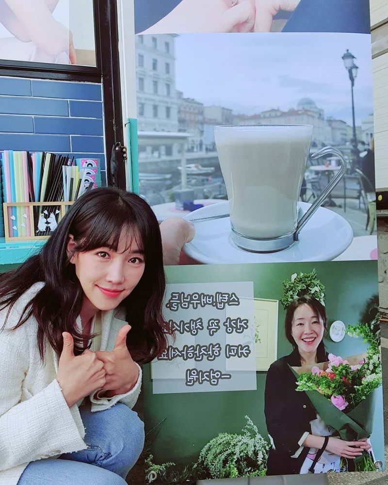 Actor Kwon Yuri received a Coffee or Tea from Actor Uhm Ji-won.On April 24, Kwon Yuri posted several photos on his instagram with a photo entitled support Sister sent me Coffee or Tea.In the open photo, Kwon Yuri boasts Coffee or Tea in a place that looks like a filming location.A photo of a bright smile next to a message sent with a youthful sticker and a Uhm Ji-won was also released.The netizens who watched the photo responded that pretty people are also close.On the other hand, Kwon Yuri is appearing on KBS 2TV entertainment program Shin Sang-sung.Park Eun-hae