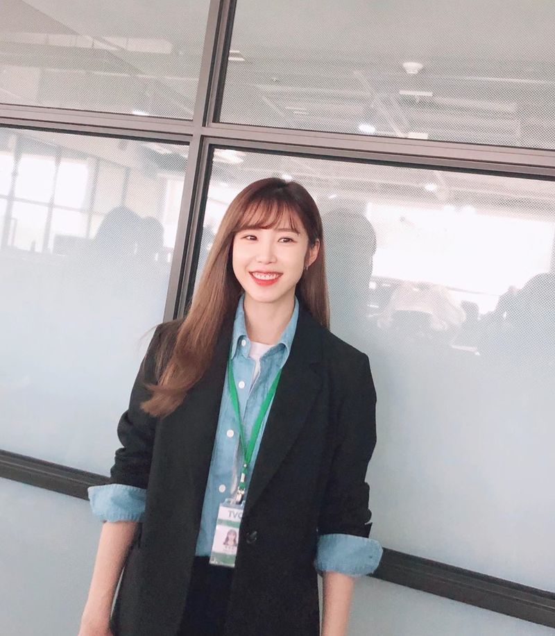 Jun Hyoseong shares current statusSinger and Actor Jun Hyoseong posted a picture on April 23 with an article entitled Tonight at 10:50 am Memoryist Bone Shooter Today Kang Ji Eun on his personal instagram.In the photo, Jun Hyoseong gave a point to the south of the country in a clean black suit. Jun Hyoseong is emitting bright energy with Hwasa Smile.park jung-min