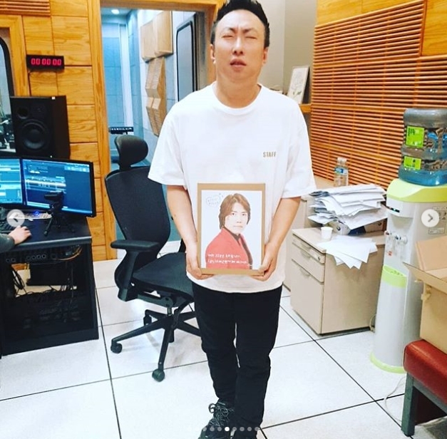 Ko Jae-geun, who celebrated his 21st anniversary, thanked his fans.Singer Ko Jae-geun posted a picture on his Instagram on April 24 with an article entitled #Y2K # Ko Jae-geun # debut21 anniversary # April 24 # fan meeting # radio show # Saturday 11 oclock # fan Gift # lunch box # ...The photo shows Ko Jae-geun, who is delighted to receive the fans gift. The phrase Y2K Ko Jae-geun debut 21st anniversary brother walks only the flower path catches the eye.kim myeong-mi