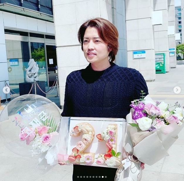 Ko Jae-geun, who celebrated his 21st anniversary, thanked his fans.Singer Ko Jae-geun posted a picture on his Instagram on April 24 with an article entitled #Y2K # Ko Jae-geun # debut21 anniversary # April 24 # fan meeting # radio show # Saturday 11 oclock # fan Gift # lunch box # ...The photo shows Ko Jae-geun, who is delighted to receive the fans gift. The phrase Y2K Ko Jae-geun debut 21st anniversary brother walks only the flower path catches the eye.kim myeong-mi