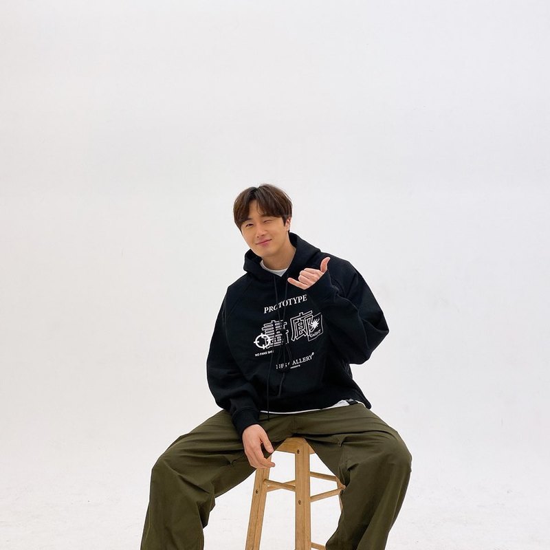 Actor Jung Il-woo showed off his warm visualsJung Il-woo posted a picture on April 24 on his personal Instagram with an article entitled Our Teambok.In the photo, Jung Il-woo poses in various poses in a comfortable hoodie, which made her excited with a cute eye.park jung-min