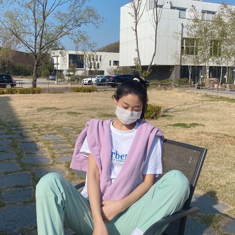 Seolhyun has revealed his current situation.Seolhyun posted several photos of Mask on his Instagram on April 24.Along with the photo, he added, Not mint chocolate, mint color is joked.The small face, all covered by Mask, stands out.pear hyo-ju
