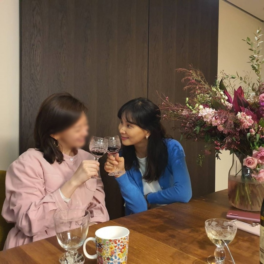 Actor Ko So-young has enjoyed a party with his acquaintances.Brand Bulgari Lim Yoon-young said on his Instagram on the 23rd, Lets play at home with Soyoung Sister. Its so fun and healing time.Sister posted a picture with the article This is so beautiful at home.The photo shows Ko So-young smiling at Camera with a wine glass in his hand.Especially next to Ko So-young, a flower arrangement is a hobby, so a large vase is located and caught the eye, and he showed elegant beauty even on the face without a toilet.In addition, Ko So-young posted a video of cooking pasta through his Instagram story, and the netizens who watched it admired the cooking skill by assuming that they prepared the handmade for Lim Yoon-young.Ko So-young, who married Jang Dong-gun in 2010 and has one male and one female, recently donated 50 million won in donations, 50 million won worth of childrens masks, toothpaste and gaggles, etc. for Daegu Gyeongbuk, which suffered from Corona 19.