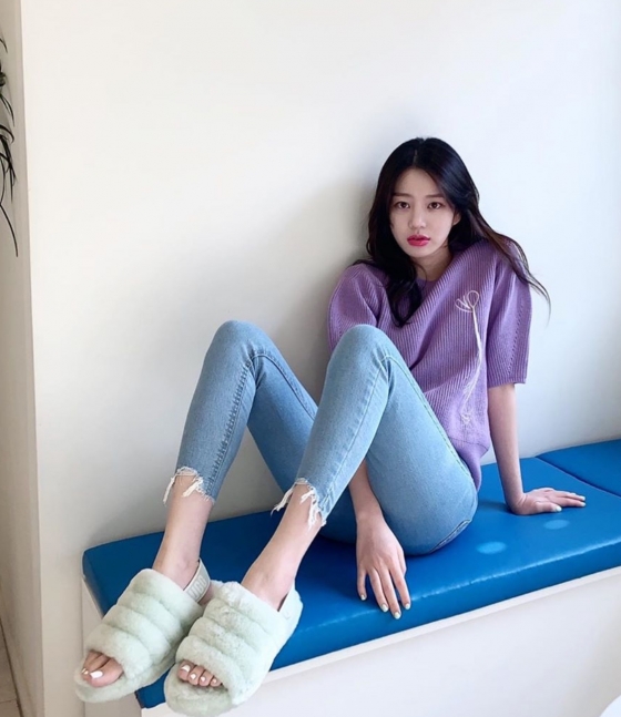 Actor Lee Yu-bi has revealed her fruity routine.Lee Yu-bi posted several photos on his Instagram on the 23rd with an article entitled My Love Ug.In the photo, there is a picture of Lee Yu-bi smiling with a slim Dali.The netizens who responded to this responded that I do not hurt, I always support you and How can a person be so lovely?Meanwhile, Lee Yu-bi is appearing on KBS 2TV entertainment program Dog is Great which is currently on air.