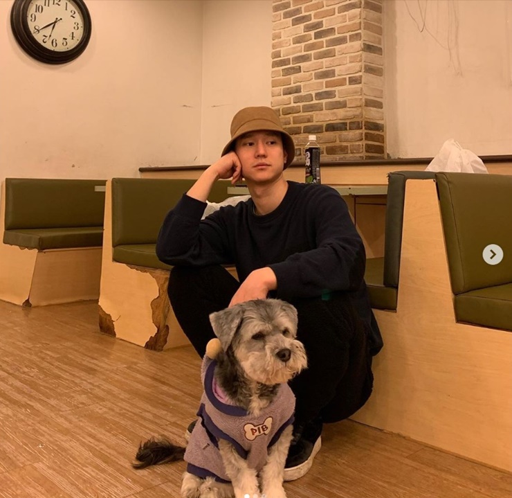 Actor Go Kyoung-pyo showed off her chic charmGo Kyoung-pyo posted a picture on his Instagram on the 23rd with an article entitled Pleasant Past Day.The photo shows Go Kyoung-pyo taking a picture with puppy.Go Kyoung-pyos chic atmosphere in all black fashion and bungee hat attracts attention.The netizens who responded to the photos responded that they were handsome, puppy is the same expression, cute, expression is cynical.Meanwhile, Go Kyoung-pyo is about to appear in JTBCs new drama Private Life.