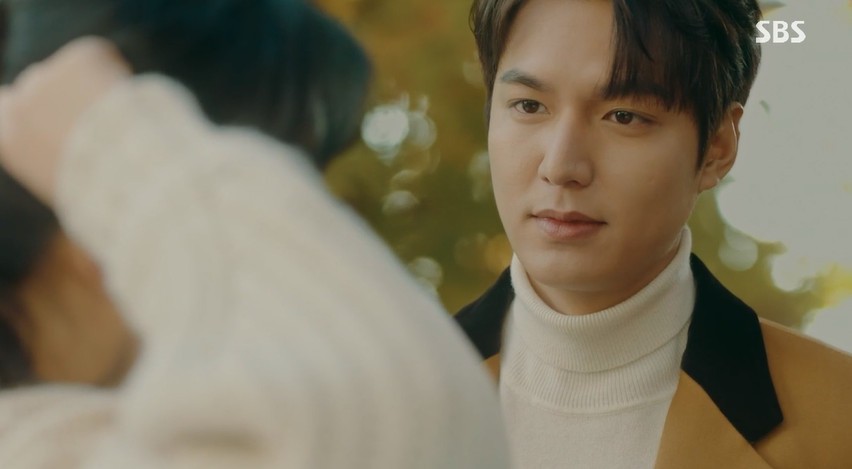 Lee Min-ho went back to the Korean Empire beyond the door of dimension; Kim Go-eun was confused to realize the absence of such Lee Min-ho.On SBSs The King: Lord of Eternity, which aired on the 24th, the life separation of Lee Min-ho and Kim Go-eun was drawn.While Lee failed to find the door to the Korean Empire, Tae-il expressed his anger, saying, Are you free? Are you bored?Lee said, I needed to check once, but it was good to have you in the lead. Tae-eul lamented, What am I doing in my past life and talking like this?Listen to me, and by tomorrow, the NPS will have DNA results.Fortunately, it would be nice to find an ointment, but even if I can not find it, I can help you here. However, Lee said, Even if I am looking for a person who is abducted by a sudden death, I am not my family. He also said, I lost Lee Ho (Kwon Yul-min) because of his inability to do so.As Lee Gon disappeared, the representatives of Korean Empire, including Roh Sang-gung (Kim Young-ok), suffered from a long-standing outbreak, which led to the speculation that Lee Gon was suffering from illness.The worse, Roh Sang-gung ordered Cho Young (Woo Do-hwan) to investigate Tae-eul.Cho Young said that he had already searched all the databases, but Tae-il did not exist. The date of his ID card is strange and it is likely to be forgery.Im afraid shes not here, he said, at the palace, which he was worried about, but shes gone.Shes never your style, and she wont talk to you.On the same day, he was found to be a person who does not exist in Korea. The police officer who conducted the test said that he would not see such a case.Taeul also asked the marathon for Maximus, but the marathon could not confirm the theft, he said. Maximus is a precious breed that can not be seen in Korea.In the end, Tae-eul went back to Igon and asked, Did you really come from another World? Who can cross the door?Its still a hypothesis, but theres a chance theres one more person besides me, Lee said. He is a Baro-in-the-role Irim (Lee Jung-jin).But he repeatedly proposed to the court that the imperial family should be a member of the family, and Tae-eul said, You have to know that. I hit you, right? It will become a disease.But he didnt answer the question, Who am I? and added that he had missed his mother for twenty-five years.The miracle that Igon experienced on this day is that Worlds time stopped except for him. Igon immediately informed Tae-il of this fact, but Tae-il said, Why time stops.Youre going to get weirder? Igon said, Its like a side effect that crossed the door. He said he saw something beautiful.In the wake of the attack of an old classmate who had become a gangster, Lee Gon helped him. I am the emperor of my country, Lee said, and I am going back to the Korean Empire.Ive been gone too long, she said calmly, not knowing how to go, but because I didnt want to go.At the end of the drama, Igon, who returned to Korean Empire through the door of the dimension, and the appearance of his confused feeling and confused, were drawn and raised questions about the development.