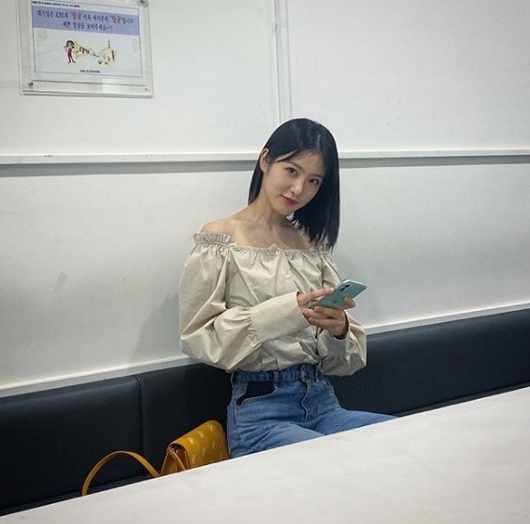 Actor Shin Ye-eun has released a recent photo of her fresh charm.Shin Ye-eun posted a picture on his Instagram on the 24th.Shin Ye-eun in the photo stared at the camera with a smile on his face; he showed off his freshness as much as the girl group with his trademark short hair styling.She also showed her slender figure with an open shoulder blouse.Shin Ye-eun is appearing on KBS 2TV Come on.Come on is a story about a cat that turns into a man. In addition to Shin Ye-eun, Kim Myung-soo, Seo Ji-hoon and Yoon Ye-ju will appear.