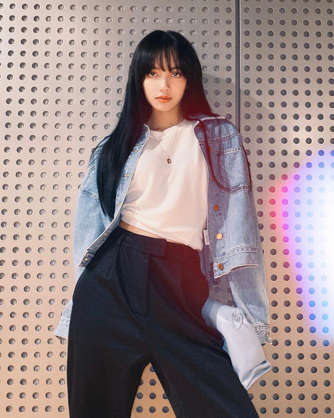 Lisa from group BLACKPINK reported on the latest.Lisa posted a picture on her Instagram on the 24th with a heart emoticon.Lisa, who is in the public photo, is staring at the camera and radiating a chic charisma. Lisa, who has completed fashion with white T-shirts, blue jackets and wide pants, attracts attention.Meanwhile, BLACKPINK, which Lisa belongs to, is preparing to make a comeback in the first half of this year.Photo: Lisa Instagram