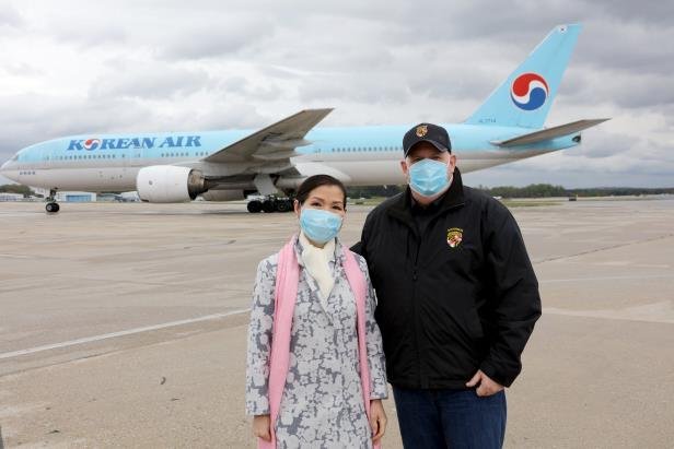 한국산 진단키트 맞으러 공항 나간 미 메릴랜드 주지사 (서울=연합뉴스) 지난 18일(현지시간) 한국에서 구매한 신종 코로나바이러스 감염증 진단키트 물량의 도착을 맞으러 볼티모어-워싱턴 국제공항에 나간 래리 호건 미 메릴랜드 주지(왼쪽)사와 유미 호건 여사. 2020.4.21 [래리 호건 미 메릴랜드 주지사 트위터 캡처. 재판매 및 DB 금지] photo@yna.co.kr