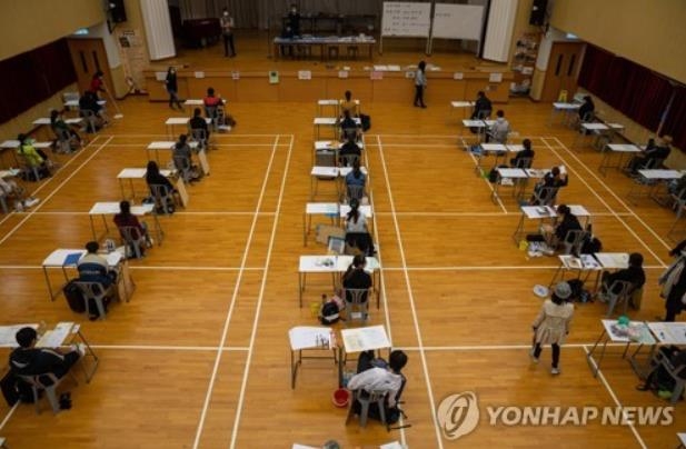 대학 입학시험을 치르는 홍콩 수험생들 (홍콩=AFP 연합뉴스)