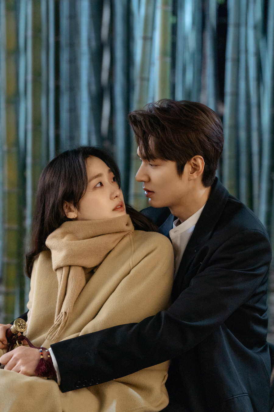 The King - Monarch of Eternity Lee Min-ho and Kim Go-eun showed off the Great Forest Back Hug to Shot with watercolor light and predicted a brilliant Fantasy Romance.SBS gilt drama The King - Monarch of Eternity (playwright Kim Eun-sook/director Baek Sang-hoon, and Jeong Ji-hyun/produced Hwa-An-dam Pictures) is a science and engineering type Korean Empire emperor Lee Gon who wants to close the door () and a text-type South Korea detective Jeong Tae-eul who wants to protect someones life, people and love. It is a parallel World fantasy romance drawn through coordination across the ld.Korean Empire and South Korea are attracting viewers by unfolding a story about fateful love that crosses two coexisting worlds.Above all, Lee Min-ho, who realized that the key to the door of the dimension that could cross the World of Parallel, decided to go back to the Korean Empire and focused his attention on the look of South Korea with Kim Go-eun.In this regard, Lee Min-ho and Kim Go-eun are facing each other closely and are raising expectations by capturing the ultra-close moment together in the forest.In the drama, Igon and Jung Tae are sitting close to each other as if their lips are touching.While Lee is sending a gentle smile and a gentle look toward Jung Tae, Jung Tae is making a surprised look.Two people in the fantastic aura set in bamboo forests are making the hearts of those who see whether they will start a fateful romance that goes beyond excitement.Lee Min-ho and Kim Go-euns Destiny Two Shots were filmed in a bamboo forest in Busan in March.Lee Min-ho and Kim Go-eun have expressed some tension in preparing for this meaningful scene that must convey trembling and excitement at the same time against the fate of being swept away.They were seriously prepared to shoot, carefully reviewing the script with their heads together.Despite the fact that they had to convey the feelings of Lee and Jeong Tae only with their eyes and expressions, the two expressed their throbbing hearts and presented a magical romance atmosphere to the scene.The production company, Hwadam Pictures, said, Lee Min-ho and Kim Go-eun are sincere actors who are discussing to play the emotional line of the character. In the fourth episode of The King - Eternal Monarch to be broadcast today, Korean Empire Egon and South Korea Jung Tae will signal a full-fledged romance. I ask for it.On the other hand, the 4th SBS The King - Eternal Monarch, which is composed of 16 episodes, will be broadcast at 10 pm on the 25th (tonight).iMBC Photo Antham Pictures