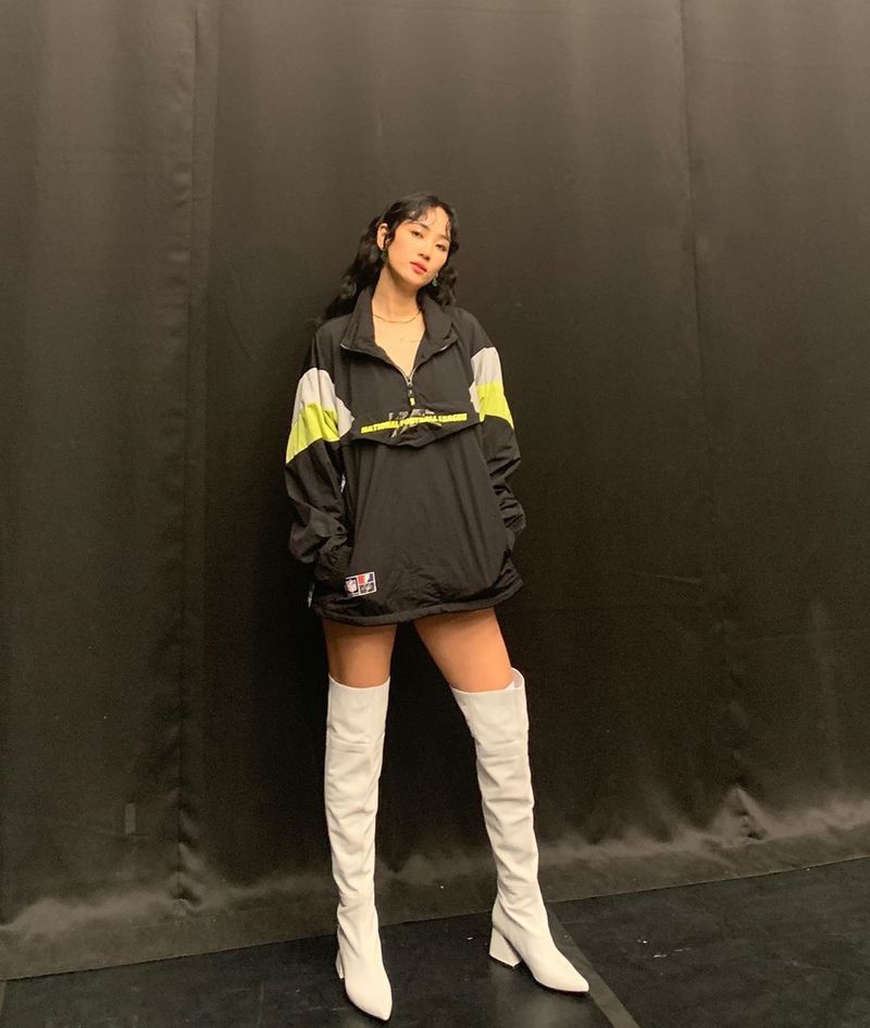Singer Park Ye-eun Park Ye-eun flaunted her slender figure.Park Ye-eun Park Ye-eun posted a photo on her Instagram page on April 25.Inside the picture was a picture of Park Ye-eun Park Ye-eun wearing a white long boots.Park Ye-eun Park Ye-eun stares at the camera with chic eyes.Park Ye-eun Park Ye-euns dissipating small face size and long leg length make the 8th body look more prominent.Fans who encountered the photos responded such as It is so beautiful, True Story on the bridge and I envy it because it is thin.delay stock