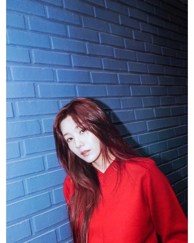 IZ*ONE Kwon Eun-bi has emanated a chic charm.Kwon Eun-bi posted several photos on the IZ*ONE official Instagram on April 25.In the photo, Kwon Eun-bi is wearing a red knit and jeans. Even if you take a picture on the road, you will focus attention on the pictorial atmosphere.park jung-min