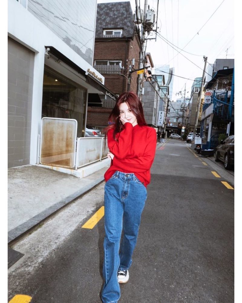 IZ*ONE Kwon Eun-bi has emanated a chic charm.Kwon Eun-bi posted several photos on the IZ*ONE official Instagram on April 25.In the photo, Kwon Eun-bi is wearing a red knit and jeans. Even if you take a picture on the road, you will focus attention on the pictorial atmosphere.park jung-min