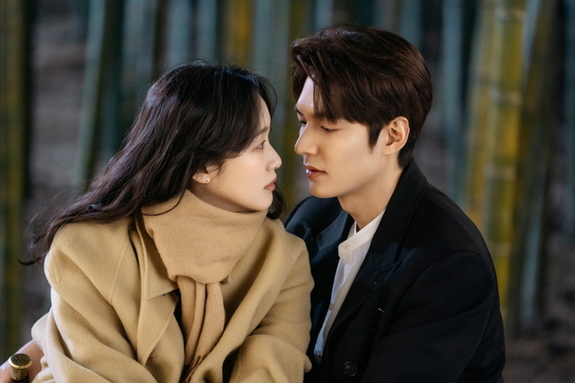 The King Lee Min-ho, Kim Go-euns big-forest Back Hug two-shot was released.SBS Golden Earth Drama The King - The Lord of Eternity (playwright Kim Eun-sook/directed Baek Sang-hoon, and Jeong Ji-hyun/produced Hwa-An-dam Pictures) is a science and engineering type Korean Empire emperor Lee Gon who wants to close the door () and a door to protect someones life, people, and love. It is a parallel World fantasy romance drawn through cooperation across the border.Korean Empire and South Korea are attracting viewers by unfolding a story about fateful love that crosses two coexisting worlds.Above all, Lee Min-ho, who realized that the key to the door of the dimension that could cross the World of Parallel, decided to go back to the Korean Empire and focused his attention on the look of South Korea with Kim Go-eun.In this regard, Lee Min-ho and Kim Go-eun are facing each other closely and are raising expectations by capturing the ultra-close moment together in the forest.In the drama, Igon and Jung Tae are sitting close to each other as if their lips are touching.While Lee is sending a gentle smile and a gentle look toward Jung Tae, Jung Tae is making a surprised look.Two people in the fantastic aura set in bamboo forests are making the hearts of those who see whether they will start a fateful romance that goes beyond excitement.Lee Min-ho and Kim Go-euns Destiny Two Shots were filmed in a bamboo forest in Busan in March.Lee Min-ho and Kim Go-eun have expressed some tension in preparing for this meaningful scene that must convey trembling and excitement at the same time against the fate of being swept away.They were seriously prepared to shoot, carefully reviewing the script with their heads together.Despite the fact that they had to convey the feelings of Lee and Jeong Tae only with their eyes and expressions, the two expressed their throbbing hearts and presented a magical romance atmosphere to the scene.Park Su-in