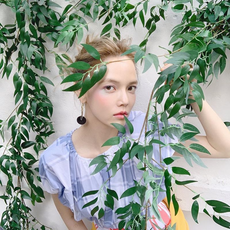 Group AOA leader Jimin showed off his watery beautiful looks.Jimin posted a picture on his instagram on April 25 with an article entitled Triony.The picture shows Jimin standing between the branches. Jimin stares at the camera with his fascinating eyes.Jimins dissipating small face size and distinctive features make the beautiful look more prominent.delay stock