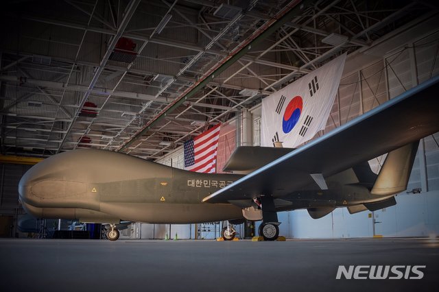 [서울=뉴시스]해리 해리스 주한미국대사는 글로벌 호크가 이번 주 한국에 인수됐다고 밝혔다. (사진/ 해리 해리스 대사 트위터 캡처) photo@newsis.com