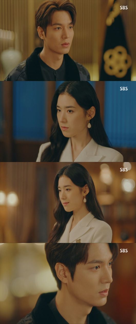 Lets go, to my world...The King Lee Min-ho - Kim Go-eun, together with Korean Empire. The King: Lord of Eternity Lee Min-ho and Kim Go-eun came to the Korean Empire.In the SBS gilt drama The King: The Monarch of Eternity (played by Kim Eun-sook, directed by Baek Sang-hoon, Jung Ji-hyun), which aired on the afternoon of the 25th, Lee Min-ho and Kim Go-eun, who came to Korean Empire, were portrayed.Igon returned to Korean Empire: Joyoung (Woo Do-hwan) was radioed to have an intruder, who was greatly surprised by the fact that the intruder was none other than Igon.Koo Seo-ryong (Jung Eun-chae) came into the palace and tried to see the emperor, noticing that there was no such thing. Noh Ok-nam (Kim Young-ok) blocked it, but Koo Seo-ryong said, I am stronger.The line is about to cross, he said.Unlike the idea of the old age, Igon was with Joyoung. Nooknam was embarrassed, but he was ashamed of the old age, saying, Do not report it while you cough.After completing the report, he said, The Lord owed me today. So, Igon said, Lets see how that time will be recorded later.I cant owe the prime minister that, he said.In the meantime, Koo Seo-ryong came to the court, saying, We should report to Lee Gon. In particular, Koo Seo-ryong confronted No Ok-nam (Kim Young-ok) with a sense that Lee Gon was not in the palace, saying, This is a national crisis.Nooknam said, No one can cross me, but Koo Seo-ryong opened the door saying, I am stronger. The line will cross from now on.Unlike the idea of Oknam, who was not in the office, Igon was there. He pointed out that he was absent after the report, saying, He owed me.Lee said, I can not owe the prime minister, he said, I am a history of Korean Empire and I will see how the time of the present will be recorded later.Since then, Lee has been attending the funeral and showed a code, while Koo Seo-ryong continued his national affairs.Gu Seo-ryong, who showed his strength by scandalizing a member of parliament who made his own gossip, visited Buyoung-gun (Jeonmu-song) and said, Is not it good for the picture now to come to the old story?I hope there will be people who think that Buyoung is my backyard if this is the case. He asked where he had been, and they talked. Is my fathers cousin on my side? he asked.I dont know if I should be hurting my children to prove my heart, Buyeong said, but I stopped them from coming because I couldnt hurt them.Thats not what I asked, is there anything youve hidden? Dont hide anything, Igon said, and left the envelope saying it was a long-term problem.Igon continued to think about the Republic of Korea, looking at the library, saying, Is it in the same place? And sitting alone in the library, thinking about the situation.I also suddenly remembered the fact that I was watching books such as parallel universe in the library.After that, Jung Tae-eun learned from a scientific investigation team that the money received from Igon was real money, and said, Did you really come here?The time in the bamboo forest, suddenly the time of the Korean Empire stopped.And I told Joyoung, Ive been to the world of parallels. And Igon felt pain in his shoulder when lightning struck, and there was a burning pattern on his shoulder, raising his curiosity.When Joyoung left for a while, Igon disappeared with a full-scale expression. And it was November 11th.Jung Tae-eun was serious when he remembered what Igon had said earlier, and Igon called. He hurriedly hung up, but the phone came back, and Igon said, Is it too late today?Im waiting to see you. So Jung-tae stepped out of his seat.When Jung Tae-eun arrived, Igon and Maximus said, I have to pay the money, I have to take more coupons, and I wonder if you are doing well.Is there a real house? Jeong said, I see a picture of my ID card you saw, and I was there, and did you tie your hair or release it?Igon said, I was tied up. Jeong Tae-eul said, No way. Lee said, Youll believe it if you want to. You can go. Come with me.To my world. And they came to the Korean Empire.
