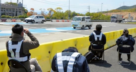 일본 도쿠시마현 공무원들이 타 지역으로부터 유입되는 차량을 확인을 위해 쌍안경과 맨눈 등으로 체크하고 있다.