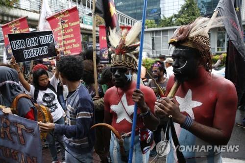 2017년 열린 반정부시위에 '코테카' 차림으로 참석한 파푸아인들 [EPA=연합뉴스]