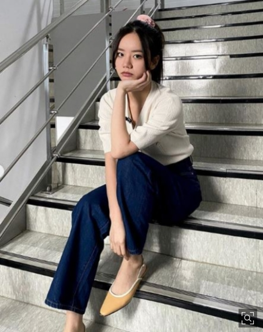 Hyeri posted several photos on his SNS on the 26th.The photo shows Hyeri, dressed in beige knit, jeans and giblet bands, adding a different charm with a giblet band with a ponytail hair style and thick makeup.This is a picture taken at the time of recording the cable channel tvN entertainment program Amazing Saturday - Doremi Market.On this day, Hyeri directed the figure of Song Hye-kyo in the sitcom The Pure Obstetrics and Gynecology; he followed the same hair style and fashion, but the feeling of appearance was quite different.Hyeri appeared in the drama Cheongil Electronics Mitsuri last year and is now concentrating on entertainment activities.