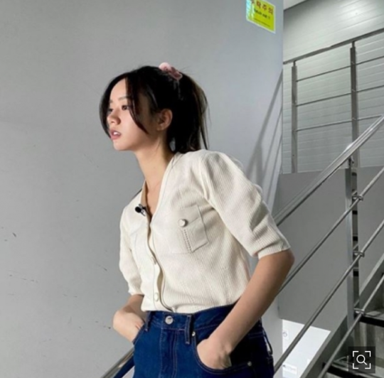 Hyeri posted several photos on his SNS on the 26th.The photo shows Hyeri, dressed in beige knit, jeans and giblet bands, adding a different charm with a giblet band with a ponytail hair style and thick makeup.This is a picture taken at the time of recording the cable channel tvN entertainment program Amazing Saturday - Doremi Market.On this day, Hyeri directed the figure of Song Hye-kyo in the sitcom The Pure Obstetrics and Gynecology; he followed the same hair style and fashion, but the feeling of appearance was quite different.Hyeri appeared in the drama Cheongil Electronics Mitsuri last year and is now concentrating on entertainment activities.