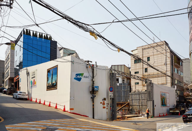 김희애는 지난해 11월 주차장을 헐고 건물 신축 공사를 시작했다.