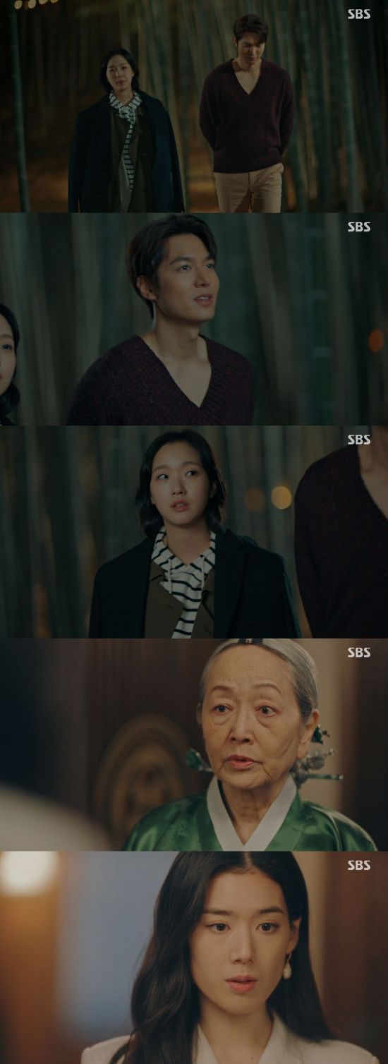 The King Kim Go-eun, Lee Min-ho and dimensionary door passed...My name is Igon. On the 25th, SBS The King - Eternal Monarch broadcast scenes to Lee Min-ho, Kim Go-eun and Korean Empire.Lee Min-ho asks Jung Tae-eul how he became a detective and asks, I was born and my job was set; the emperor.When I was a child, I wanted to be a police officer when I saw the people of the police agency, he said. I decided to be brave because not everyone could be brave.Lee Gon replies, Thats cool.Noh Ok-nam (Kim Young-ok) tells Gu Seo-ryong (Jung Eun-chae), who suddenly entered the court without warning, Do you have to tell the prime minister of the Han Dynasty? Then Gu Seo-ryong said, Is not it right that the king has disappeared?This is a Baro emergency. He advised me to step back. He said that he was not desperate, but he said, Tell the king that you are waiting in the office. But there, I find Igon and Joyoung (Udohwan) and I am surprised.As he descended the stairs, Igon thought, Is there a library in the same place? In the meantime, Jung Tae-eul is reading a parallel theory book in the Korean library.Jung Tae-eul finds out that the Korean Empire bill received from Igon is real, and goes to the forest to find him.When Jeong Tae-eul was in the great forest, the time of the Korean Empire with Egon stopped; Egon told Joyoung, Time had stopped; it was the second time.Do you feel it? Joyoung asks, Is the clock stopped? When Lee replied, Of course the clock stops. Joyoung asks, Where have you been this time?Then Igon answers, To the Parallel World.Jung Tae-eul is asked about his lost ID card from Kang Shin-jae (Kim Kyung-nam), and is embarrassed to learn that his ID card was issued on November 11. Baro then calls from Igon.Are you too late today, Ill wait to see you? says Igon. I ask him about his ID, and he answers exactly and surprises him.When Jung Tae-il said, Its ridiculous, Igon says, Lets go together, to my world.Lee and Jung Tae-eul rode together and crossed the gate of the dimension through the forest, and the Korean Empire appeared.There, I am surprised to see Joyoung, who resembles Jo Eun-seop (Udohwan), who is Jung Tae-eul.I am the emperor of Korean Empire, and my name I built not to call, Igon, Igon says at the time.SBS The King: Lord of Eternity airs every Friday at 10pm.