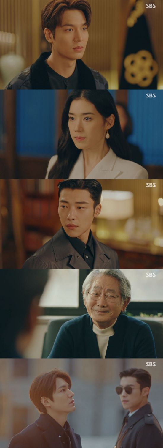 The King Kim Go-eun, Lee Min-ho and dimensionary door passed...My name is Igon. On the 25th, SBS The King - Eternal Monarch broadcast scenes to Lee Min-ho, Kim Go-eun and Korean Empire.Lee Min-ho asks Jung Tae-eul how he became a detective and asks, I was born and my job was set; the emperor.When I was a child, I wanted to be a police officer when I saw the people of the police agency, he said. I decided to be brave because not everyone could be brave.Lee Gon replies, Thats cool.Noh Ok-nam (Kim Young-ok) tells Gu Seo-ryong (Jung Eun-chae), who suddenly entered the court without warning, Do you have to tell the prime minister of the Han Dynasty? Then Gu Seo-ryong said, Is not it right that the king has disappeared?This is a Baro emergency. He advised me to step back. He said that he was not desperate, but he said, Tell the king that you are waiting in the office. But there, I find Igon and Joyoung (Udohwan) and I am surprised.As he descended the stairs, Igon thought, Is there a library in the same place? In the meantime, Jung Tae-eul is reading a parallel theory book in the Korean library.Jung Tae-eul finds out that the Korean Empire bill received from Igon is real, and goes to the forest to find him.When Jeong Tae-eul was in the great forest, the time of the Korean Empire with Egon stopped; Egon told Joyoung, Time had stopped; it was the second time.Do you feel it? Joyoung asks, Is the clock stopped? When Lee replied, Of course the clock stops. Joyoung asks, Where have you been this time?Then Igon answers, To the Parallel World.Jung Tae-eul is asked about his lost ID card from Kang Shin-jae (Kim Kyung-nam), and is embarrassed to learn that his ID card was issued on November 11. Baro then calls from Igon.Are you too late today, Ill wait to see you? says Igon. I ask him about his ID, and he answers exactly and surprises him.When Jung Tae-il said, Its ridiculous, Igon says, Lets go together, to my world.Lee and Jung Tae-eul rode together and crossed the gate of the dimension through the forest, and the Korean Empire appeared.There, I am surprised to see Joyoung, who resembles Jo Eun-seop (Udohwan), who is Jung Tae-eul.I am the emperor of Korean Empire, and my name I built not to call, Igon, Igon says at the time.SBS The King: Lord of Eternity airs every Friday at 10pm.