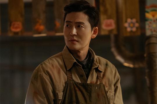 Why Lee Jung-jins reality is more sympathetic than Lee Min-hos fantasyThe SBS gilt drama The King: The King of Eternity begins with the scene where Lee Jung-jin is interrogated by Jeong Tae-eul (Kim Go-eun).Irim explains the manga-style and says that his time has slowed down from the moment he got it.Lee, who is now over 70 years old, but who has only been in middle age, says, I killed my brother when asked about Jung Tae-eun.My half-brother, who was just a good man who became an Empire just because he was born into a deficit, all days allowed, did nothing with the world in his hands.I didnt know it was that riparian world in my hand.Lee Rim gets a full-scale and then passes through the door from Korean Empire to South Korea and faces himself living there in a humble place.You were living like this? Not so subtle? Yeah, quite similar. You and I. But you and I dont. Im you. You in the other world.But Im very different from you, Im much more noble than you. And he looks like him, but he kills himself in another South Korea.Irims character is intensely approaching because he is a character who confronts his fate; he was discriminated against in the Korean Empire for not being a deficit.He was born as the first son to be born, but his mother was not an empress, and at the age of thirteen he had to live like a dead man.After murdering the Emperor and gaining a full-scale, he strangled his young nephew, Igon (Lee Min-ho).He goes to South Korea and kills himself who lives a miserable life there.This is why he chose to reject the fate that is born in Korea and to pioneer his own life in South Korea.Of course, in The King, Irim is not the main character, but the villain standing on the other side.They met through the door of the dimension, became loving, and are the characters who struggle to protect each other.So the drama captures the heartfelt heart of thinking about each other because these two people stand on different levels.On different levels, the two people who entered the library think of each other, but the scene of sitting separately expresses these feelings well.But why is it that the Emperor, who has already been born and has everything, is more sympathetic to the desperation of Irim, who is pioneering his destiny rather than the sweetness of sharing a fantasy love with Jung Tae-eul in a white horse called Maximus?Maybe it is because the reality of the person who does not have touches the mind more than the fantasy that feels through the person who has everything.Lee Jung-jin is certainly succeeding in creating the aura of the character Lee Lim through this work.The silhouette of the back of the umbrella with the sentence is creating a hard tension.Ironically, Lee Jung-jins intense presence, which has never been seen in any work, is being seen through the villain of The King.columnist