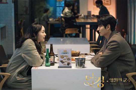 Why Lee Jung-jins reality is more sympathetic than Lee Min-hos fantasyThe SBS gilt drama The King: The King of Eternity begins with the scene where Lee Jung-jin is interrogated by Jeong Tae-eul (Kim Go-eun).Irim explains the manga-style and says that his time has slowed down from the moment he got it.Lee, who is now over 70 years old, but who has only been in middle age, says, I killed my brother when asked about Jung Tae-eun.My half-brother, who was just a good man who became an Empire just because he was born into a deficit, all days allowed, did nothing with the world in his hands.I didnt know it was that riparian world in my hand.Lee Rim gets a full-scale and then passes through the door from Korean Empire to South Korea and faces himself living there in a humble place.You were living like this? Not so subtle? Yeah, quite similar. You and I. But you and I dont. Im you. You in the other world.But Im very different from you, Im much more noble than you. And he looks like him, but he kills himself in another South Korea.Irims character is intensely approaching because he is a character who confronts his fate; he was discriminated against in the Korean Empire for not being a deficit.He was born as the first son to be born, but his mother was not an empress, and at the age of thirteen he had to live like a dead man.After murdering the Emperor and gaining a full-scale, he strangled his young nephew, Igon (Lee Min-ho).He goes to South Korea and kills himself who lives a miserable life there.This is why he chose to reject the fate that is born in Korea and to pioneer his own life in South Korea.Of course, in The King, Irim is not the main character, but the villain standing on the other side.They met through the door of the dimension, became loving, and are the characters who struggle to protect each other.So the drama captures the heartfelt heart of thinking about each other because these two people stand on different levels.On different levels, the two people who entered the library think of each other, but the scene of sitting separately expresses these feelings well.But why is it that the Emperor, who has already been born and has everything, is more sympathetic to the desperation of Irim, who is pioneering his destiny rather than the sweetness of sharing a fantasy love with Jung Tae-eul in a white horse called Maximus?Maybe it is because the reality of the person who does not have touches the mind more than the fantasy that feels through the person who has everything.Lee Jung-jin is certainly succeeding in creating the aura of the character Lee Lim through this work.The silhouette of the back of the umbrella with the sentence is creating a hard tension.Ironically, Lee Jung-jins intense presence, which has never been seen in any work, is being seen through the villain of The King.columnist