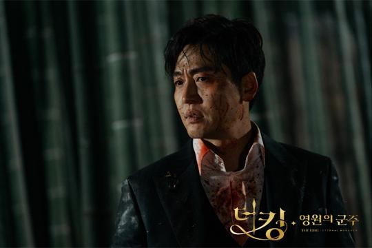 Why Lee Jung-jins reality is more sympathetic than Lee Min-hos fantasyThe SBS gilt drama The King: The King of Eternity begins with the scene where Lee Jung-jin is interrogated by Jeong Tae-eul (Kim Go-eun).Irim explains the manga-style and says that his time has slowed down from the moment he got it.Lee, who is now over 70 years old, but who has only been in middle age, says, I killed my brother when asked about Jung Tae-eun.My half-brother, who was just a good man who became an Empire just because he was born into a deficit, all days allowed, did nothing with the world in his hands.I didnt know it was that riparian world in my hand.Lee Rim gets a full-scale and then passes through the door from Korean Empire to South Korea and faces himself living there in a humble place.You were living like this? Not so subtle? Yeah, quite similar. You and I. But you and I dont. Im you. You in the other world.But Im very different from you, Im much more noble than you. And he looks like him, but he kills himself in another South Korea.Irims character is intensely approaching because he is a character who confronts his fate; he was discriminated against in the Korean Empire for not being a deficit.He was born as the first son to be born, but his mother was not an empress, and at the age of thirteen he had to live like a dead man.After murdering the Emperor and gaining a full-scale, he strangled his young nephew, Igon (Lee Min-ho).He goes to South Korea and kills himself who lives a miserable life there.This is why he chose to reject the fate that is born in Korea and to pioneer his own life in South Korea.Of course, in The King, Irim is not the main character, but the villain standing on the other side.They met through the door of the dimension, became loving, and are the characters who struggle to protect each other.So the drama captures the heartfelt heart of thinking about each other because these two people stand on different levels.On different levels, the two people who entered the library think of each other, but the scene of sitting separately expresses these feelings well.But why is it that the Emperor, who has already been born and has everything, is more sympathetic to the desperation of Irim, who is pioneering his destiny rather than the sweetness of sharing a fantasy love with Jung Tae-eul in a white horse called Maximus?Maybe it is because the reality of the person who does not have touches the mind more than the fantasy that feels through the person who has everything.Lee Jung-jin is certainly succeeding in creating the aura of the character Lee Lim through this work.The silhouette of the back of the umbrella with the sentence is creating a hard tension.Ironically, Lee Jung-jins intense presence, which has never been seen in any work, is being seen through the villain of The King.columnist