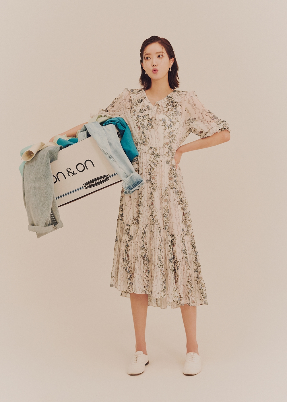 Actor Im Soo-hyang has presented a variety of lovely spring fashions.Recently, the womens wear brand On & On (ON & ON) released a 20SS project pictorial Sunday (SUNDAY) p.m. 3:15 with Im Soo-hyang.This photo is based on Sunday afternoon, when 2030 women do a lot of personal things that they have delayed on weekdays. I borrowed keywords from Im Soo-hyangs routine.Im Soo-hyang in the public picture showed a pure charm wearing a neat white roper in a subtle floral pattern One Piece.In another pictorial, Im Soo-hyang created a girly look by matching socks and sandals to a creamy long one piece with a rich puff and wide collar.Im Soo-hyang also produced a casual mood by matching vintage Denim pants to a blouse with a variety of eyelet points.On the other hand, On & Ons 20SS items worn by Im Soo-hyang in the picture will be released sequentially, and can be found at the official online store Roundge B and the department store on and on store nationwide.