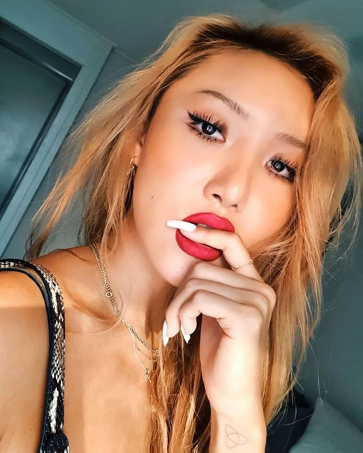 Hwasa, a member of the girl group MAMAMOO, boasted superior visuals.Hwasa posted a picture on his personal Instagram on the 25th with an article # Speech.In the open photo, Hwasa is taking a provocative pose with a trademark long nail.Especially, Spit is a new song of MAMAMOO Sola released on the 23rd, and Hwasa is also seen as a power to promote.The netizens who saw this showed various reactions such as Only the feeling, Sexy Queen and Culture.