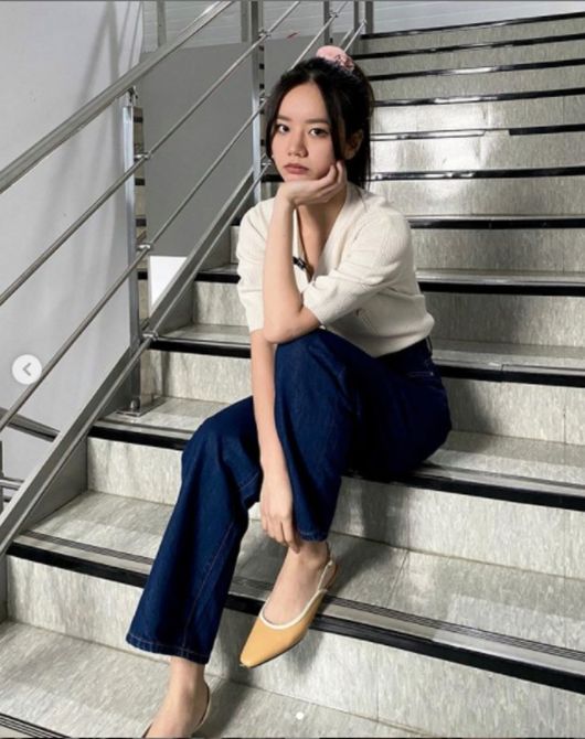 Hyeri posted several photos on his SNS on the 26th.The photo shows Hyeri, dressed in beige knit, jeans and giblet bands, adding a different charm with a giblet band with a ponytail hairstyle and thick makeup.This is a photo taken at the time of recording the cable channel tvN entertainment program Amazing Saturday - Doremi Market, followed by Song Hye-kyo in the sitcom Sungpung Obstetrics and Gynaecology. Hyeri is completely transforming the fashion of Song Hye-kyo at the time with another charm.Hyeri is from girl group Girls Day and appeared in the drama Cheongil Electronics Mitsuri last year.hyeri SNS