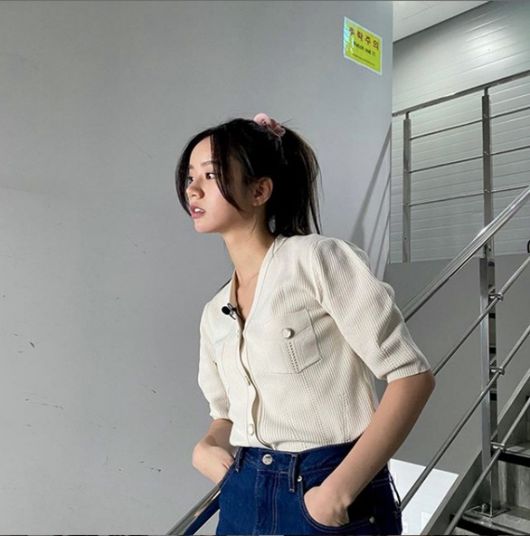 Hyeri posted several photos on his SNS on the 26th.The photo shows Hyeri, dressed in beige knit, jeans and giblet bands, adding a different charm with a giblet band with a ponytail hairstyle and thick makeup.This is a photo taken at the time of recording the cable channel tvN entertainment program Amazing Saturday - Doremi Market, followed by Song Hye-kyo in the sitcom Sungpung Obstetrics and Gynaecology. Hyeri is completely transforming the fashion of Song Hye-kyo at the time with another charm.Hyeri is from girl group Girls Day and appeared in the drama Cheongil Electronics Mitsuri last year.hyeri SNS