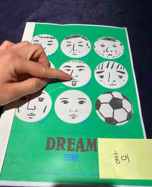 Actor Park Seo-joon predicted the filming of the new movie Dream.Park Seo-joon posted a screenplay cover photo of Dream (director Lee Byung-hun) on his SNS on the afternoon of the 25th with the name Hongdae.Dream is a delightful drama depicting the challenge of the homeless World Cup by a soccer player Hongdae (Park Seo-joon), who is in the biggest crisis of his career, and special national players who have caught the ball for the first time in his life.Lee Byung-hun, who has ranked second in the previous audience (16.26 million 6240) through the film Extreme Job (2019), is attracting attention as the next film.Singer IU stars alongside Park Seo-joon.The crankin of Dream is May. The release is not yet available.park sea-joon SNS