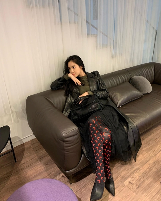 Apink Son Na-euns Beautiful looks draw attentionOn the 26th, Apink Son Na-eun posted a number of photos on his SNS.Son Na-eun in the photo is taking various poses in the place.He showed off his extraordinary beautiful looks and caught the attention of netizens and fans.On the other hand, Idol, the representative of the music industry, was in full swing on SBS Running Man which was broadcast today (26th).In the recent 500th recording, Apink Bomi, Lantern, Cheongha, Lovelys Americas, and Wikimiki Yujeong appeared and showed a colorful dance parade.Bomi and Lanlong, who were showcases of the new song Dumderum on the day of recording, first released the new song choreography in Running Man.The members who watched predicted the first place of the new Apink song, saying, It is the first sound source in unconditionally and It is a big time. In fact, Apink swept the top of various music charts as soon as he released his new song.