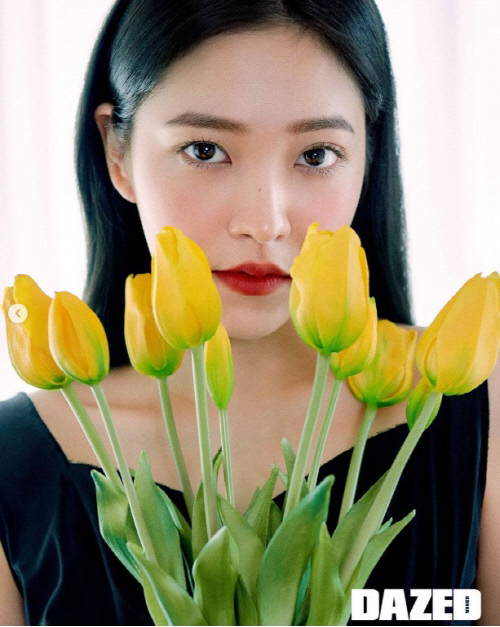Yeri released a picture with Days Korea and Reebok on his SNS on the 27th.In the open photo, Yeri showed a simple atmosphere with a long black hair and a black one piece.The rosy ball touch and RED lip give off a white Snowy atmosphere.Meanwhile, Red Velvet was active in Psycho, which was released last December.