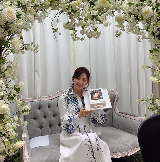 Reversal Story Smile by Ji Seon-u, The World of CouplesActor Kim Hee-ae gave thanks to the birthday Gift certification photo.Kim Hee-ae posted several photos on her Instagram page on the 27th, with an article entitled Thank you so much.The photo shows Kim Hee-ae posing with a cake that seemed to be received on his birthday Gift.In another photo, a celebratory bouquet filled with tables and cards attract attention: Kim Hee-ae celebrated her birthday on the 23rd.On the other hand, Kim Hee-ae is currently in charge of the main character Ji Sun-woo in the JTBC gilt drama The World of Couples, which is currently popular.