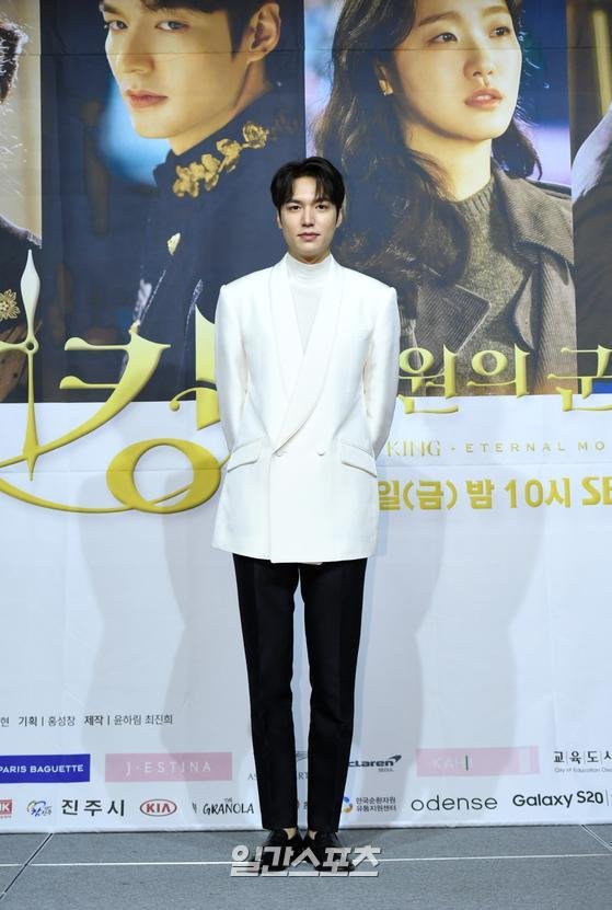 Lee Min-ho, 33, who returned three years after the cancellation, is showing his lack of acting in just four episodes, and he is dropping the immersion of the drama.Lee Min-ho took on the three great emperors of the Republic of Korea in the SBS gilt drama The King: Lord of Eternity.It is a perfect monarch who combines beautiful appearance, elegant appearance, and quiet character with civil affairs, but in fact he is quiet, misguided, sensitive and obsessive.I tried a lot to save weight and make visuals for the character. Is it because I was so careful about my appearance?From delicate emotional acting to relatively easy-looking food, I can not get the word good. Should I have lowered my expectations?He also appeared in Kim Eun-sooks Heirs in 2013, which was different from the general school because he was a chaebol, although he was in the background of high school.There are many funny scenes that can be talked about as scene, but this time it has been well packaged as a school.Actings point is to make the ambassadors live well with his own tone. Kim Eun-sooks works The male characters are generally tough.So Park, Shin Yang, Hyun Bin and Song Jung Gi both looked different. Lee Min-ho is self-replicating.It should have been different from heirs Kim, but it still remains the same and goes back further up and is no different from Boys over Flowers.In the end, I did not do the character research properly and thought that it was easy.Another important part of Kim Eun-sooks work is chemistry. Park Shin-yang, Kim Ji-won, Hyun Bin, Ha Ji-won, and Kim Go-eun Lee Byung-hun and Kim Tae-ri were full of excitement.Lee Min-ho and Kim Go-euns two shots resemble the Dokkaebi that they have already seen.Even though physical chemistry is an inevitable part, Lee Min-hos acting is often regrettable: crushed pronunciation and metabolic processing are not communicable even if they have a lack of communication power.Especially in the last three times, the scene that talked with Kim Go-eun ended with the immersion degradation Acting.The poor pronunciation of a candy bite in the mouth makes the brow frown, while Lee Min-hos eyes are too serious.Even if the spark pops out with chemistry, viewers are frustrated because they only care about the ability to act on the board.The lack of eating screens is evident, too: Lee Min-ho was chosen as a Chicken brand model with the joining of The King.Chicken, one of the top stars favorites, has been a model for other brands in the past.Lee Min-ho has been strangely reluctant to eat real food during filming.In the past, Chicken advertisements also seemed to explain with Chicken, not the screens they eat. This time it changed.Lee Min-ho, who didnt eat, finally took the chicken to his mouth, but the food is also awkward because he is not used to eating.It is awkward enough to say, Can I eat it so bad with Chicken in front of me?It is said that it is uniform. It is a consistent acting ability in different meanings from Boys over Flowers to Heirs Kim Tan to The King.Peer actors Kim Soo-hyun and Joo Won transformed into Acting and were in the 20s at the terrestrial Acting Grand Prix.All that remains for Lee Min-ho is a good modifier called Hallyu stars.It is doubtful how long it will remain Hallyu stars once or twice.The audience rating is not good because the main character is not at the center. Last week, the first broadcast started in double digits because many people wondered.Nielsen Korea recorded 10.1 percent, 11.4 percent, and 8.4 percent and 11.6 percent, respectively, once a year.The third episode fell further to 7.8% 9.0% 4 times 8.0% 9.7% from the first week; the actors career was scratched, but there is no blow to the drama itself.Although it is a masterpiece worth 30 billion won, analysts say that the production cost has already been recovered due to SBS airing rights and Netflix rights, and the project margin will exceed 30% considering indirect advertising (PPL).