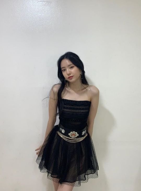 Son Na-eun posted several photos on his SNS on the 26th with an article entitled Thank you for loving this album a lot.Son Na-eun in the public photo poses in the waiting room of SBS popular song which was the last music broadcast of this album.Son Na-euns slender figure and urban atmosphere, wearing a black off-shoulder mini dress, captivates the eye.Son Na-eun added, Thank you all the hard-working members of the companys staff, our fans are the best.On the other hand, the group Apink, which Son Na-eun belongs to, received a lot of love with the title song Dumdrum of the mini 9th album LOOK released on the 13th.